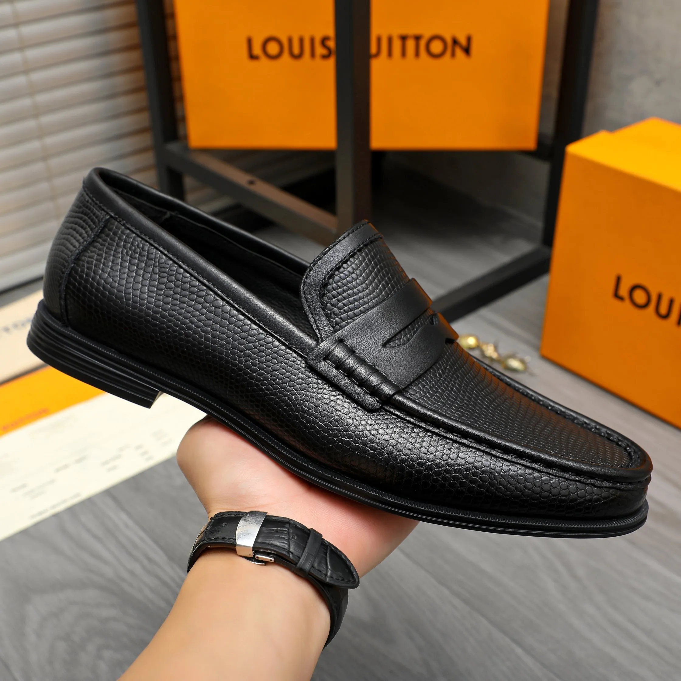 Men's shoes 💰p442 Product trademark: LV (Louis Vuitton) business slip-on leather shoes. Regular size: 38-46 (45.46 is custom-made and non-refundable) Product materials: Selected high-quality grained cowhide upper, cowhide lining, rubber outsole